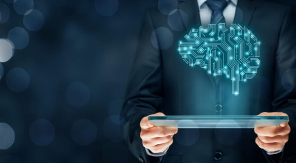 Anzugträger hält Hologramm eines elektronischen Gehirns vor sich
