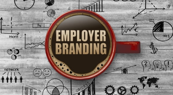 zentriert: "EMPLOYER BRANDING" in Kaffeetasse, Hintergrund: kleine Symbole und Diagramme