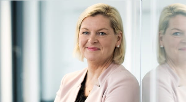 Frau lächelt in Kamera
