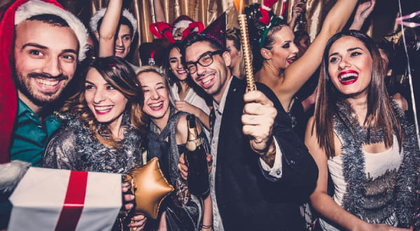 Gruppe am feiern, mit Weihnachts-Accessoires