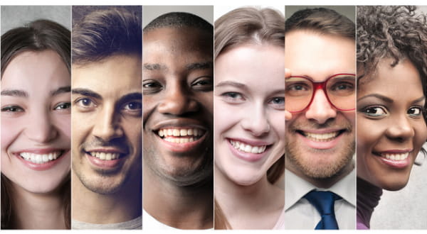 Nahaufnahmen von mehreren lächelnden Gesichtern