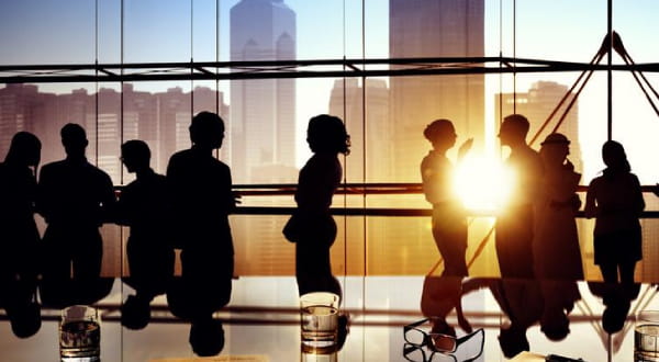 Silhouetten von Menschen die sich Unterhalten, Hochhäuser im Hintergrund