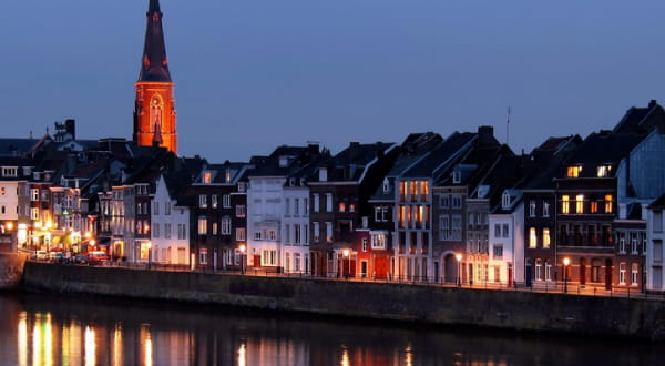 Häuser, beleuchtet Straße am Fluss, nach Sonnenuntergang