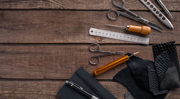 Werkzeug, Notizbuch und Stift auf Tisch
