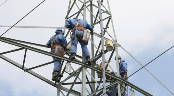 Arbeiter oben auf Stromturm