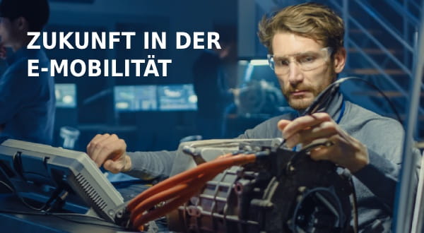 Produktionshelfer E-Mobilität bei der Arbeit