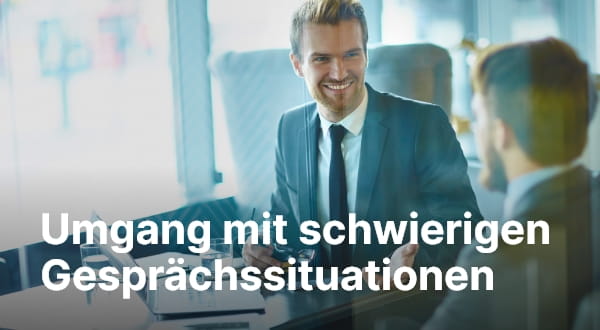 Gespräch zweier Büro-Mitarbeiter in Business-Umgebung