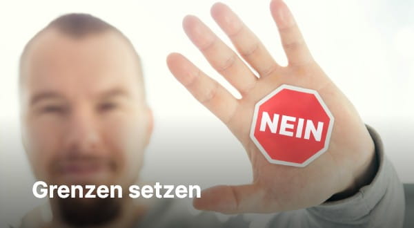 Grenzen im Job setzen - Rotes Nein-Zeichen auf Handinnenfläche