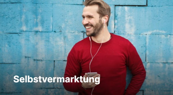 Selbstbewusst aussehender Mann vor blauer Mauer