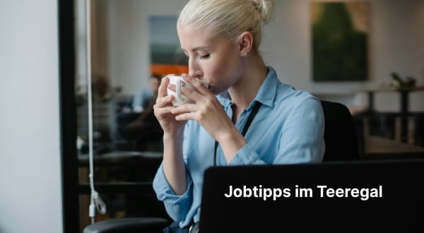 Frau sitzt am Laptop und trinkt Tee
