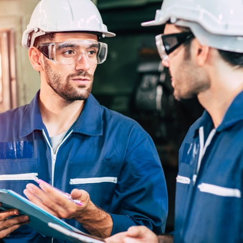 Zwei Mechaniker im Gespräch