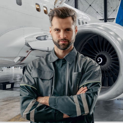 Flugzeugmechaniker vor Turbine