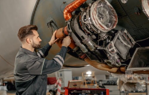 Flugmechaniker bei der Arbeit