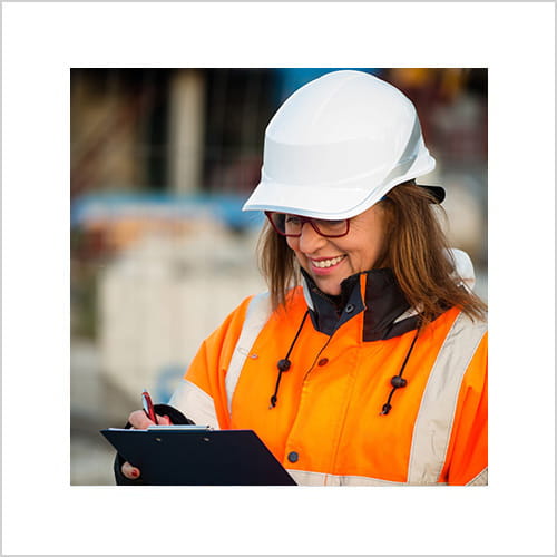 Switch on - Frau mit Helm in Arbeitskleidung