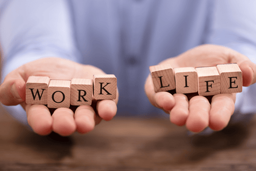 Holzstücke auf den Handflächen mit der Schrift Work Life