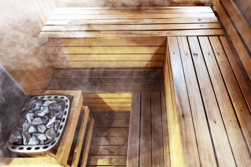 Man sieht eine unbelegte Sauna mit Aufguss