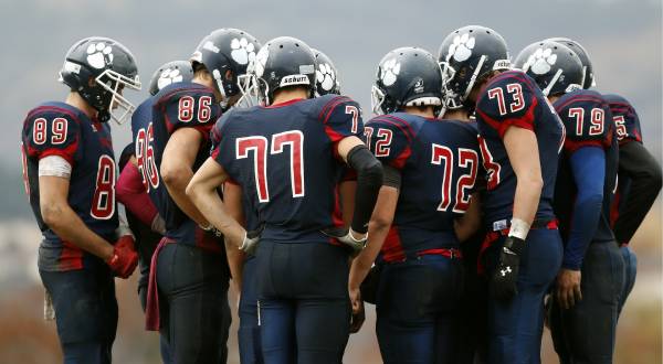 Ein Football Team in der Mannschaftsbesprechung